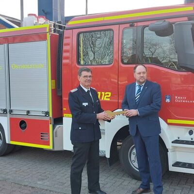 Landrat Timo Gaarz &uuml;bergibt das neue Fahrzeug an Kreiswehrf&uuml;hrer Michael Hasselmann
