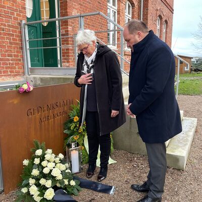 Landrat Timo Gaarz und Kreispräsidentin Petra Kirner bei der Gedenkstätte Ahrensbök