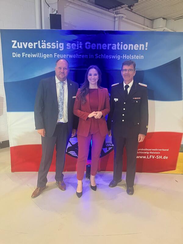 Bild vergrößern: Landrat Gaarz (l.) und Innenstaatssekretrin Magdalena Finke (m.) gratulieren Kreiswehrfhrer Michael Hasselmann (r.)