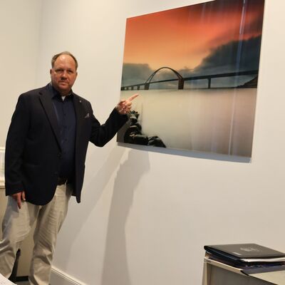 Landrat Timo Gaarz vor der Fehmarnsundbrücke