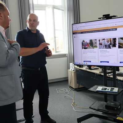 Landrat Timo Gaarz (l.) und Digitalisierungsmanager Heiko Nowak (r.) sprechen über die Möglichkeiten der neuen Engagementbörse