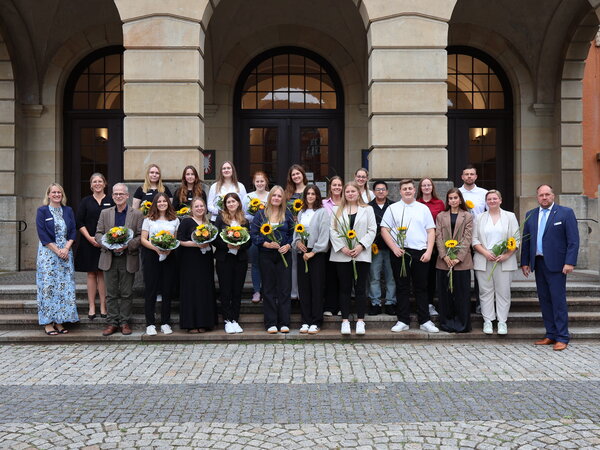 Der neue Ausbildungs- und Studienjahrgang und die diesjährigen Absolventen
