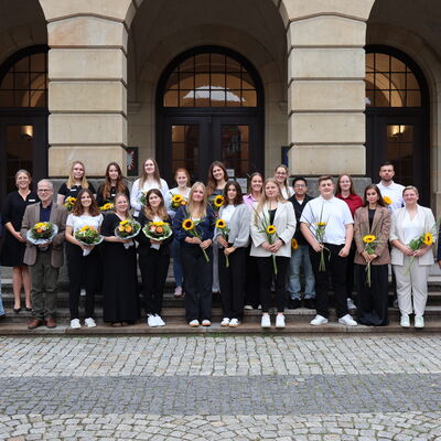 Der neue Ausbildungs- und Studienjahrgang und die diesjährigen Absolventen