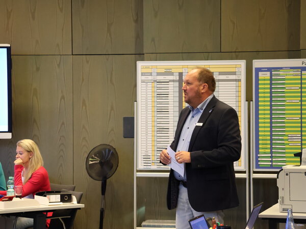 Landrat Timo Gaarz eröffnet die Übung des Führungsstabes