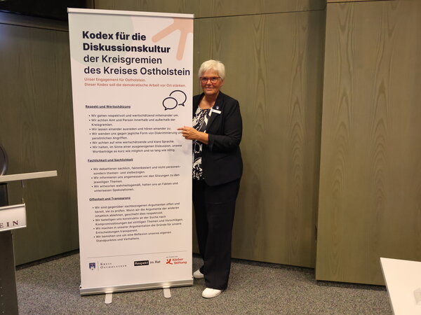 Bild vergrößern: Kreisprsidentin Petra Kirner mit dem beschlossenen Kodex fr Diskussionskultur