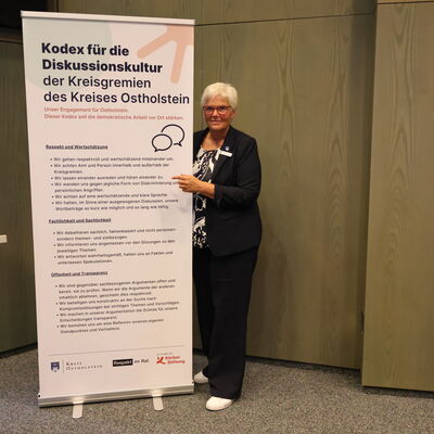Kreispräsidentin Petra Kirner mit dem beschlossenen Kodex für Diskussionskultur