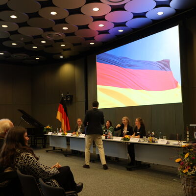 Bild vergrößern: Einbrgerungsfeier 2025_Nationalhymne