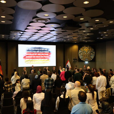 Bild vergrößern: Einbrgerungsfeier 2025_ Nationalhymne