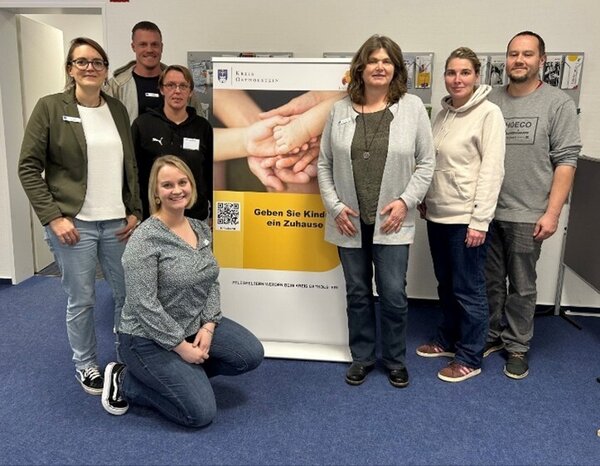 Bild vergrößern: Teilnehmende des Seminars mit dem Team des Pflegekinderdienstes