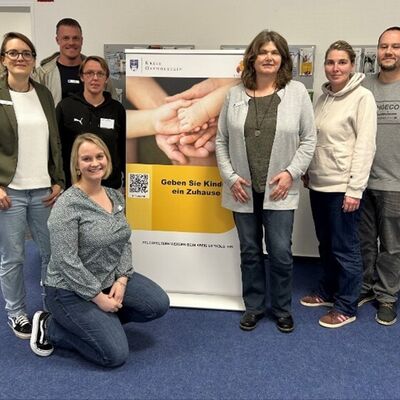 Teilnehmende des Seminars mit dem Team des Pflegekinderdienstes