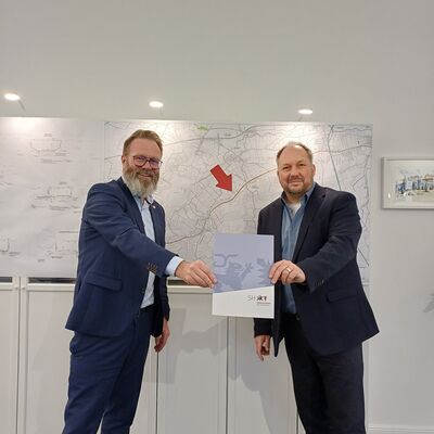 Minister Claus Ruhe Madsen übergibt den Förderbescheid an Landrat Timo Gaarz