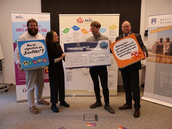 Bild vergrößern: Der Anti-Mobbing-Parcours wird durch die AKJS und den Round Table Malente-Eutin an Landrat Timo Gaarz (r.) bergeben