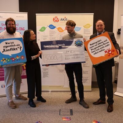 Der Anti-Mobbing-Parcours wird durch die AKJS und den Round Table Malente-Eutin an Landrat Timo Gaarz (r.) übergeben