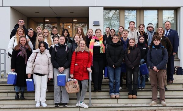 Bild vergr&ouml;&szlig;ern: Landrat Timo Gaarz mit den Sch�lerinnen und Sch�lern