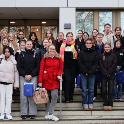 Landrat Timo Gaarz mit den Sch&uuml;lerinnen und Sch&uuml;lern