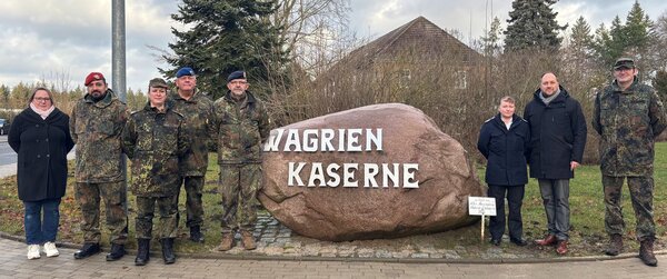 v.l.n.r.: Regierungsamtfrau H., Major W., Oberfeldarzt B., Oberstabsfeldwebel J., Kapit&auml;nleutnant G., Brandamtsr&auml;tin P., Landrat Gaarz, Oberstleutnant Stachowiak