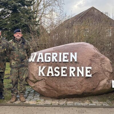 Bild vergr&ouml;&szlig;ern: v.l.n.r.: Regierungsamtfrau H., Major W., Oberfeldarzt B., Oberstabsfeldwebel J., Kapit�nleutnant G., Brandamtsr�tin P., Landrat Gaarz, Oberstleutnant Stachowiak