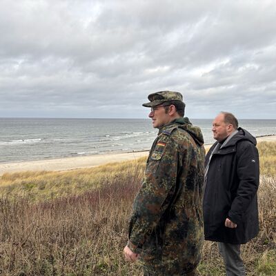 Bild vergr&ouml;&szlig;ern: Landrat Timo Gaarz (r.) blickt mit Oberstleutnant Stachowiak auf das Schie�gebiet