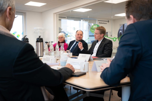 Bild vergr&ouml;&szlig;ern: Der Ministerpr�sident im Gespr�ch mit Landrat Timo Gaarz, Kreispr�sidentin Petra Kirner und weiteren regionalen Vertretern