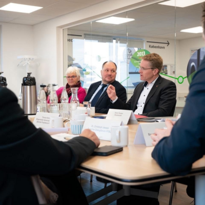 Der Ministerpr&auml;sident im Gespr&auml;ch mit Landrat Timo Gaarz, Kreispr&auml;sidentin Petra Kirner und weiteren regionalen Vertretern