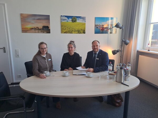 Bild vergr&ouml;&szlig;ern: Landrat Timo Gaarz im Gespr�ch mit Kerstin Olschowsky (Gesch�ftsf�hrerin Kinderschutzbund Kreisverband Ostholstein e.V., m.) und Simone Tackenberg (Fachbereichsleitung Soziales, Jugend, Bildung und Sport)