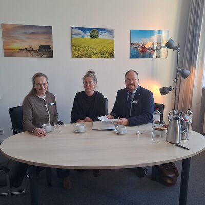Landrat Timo Gaarz im Gespr&auml;ch mit Kerstin Olschowsky (Gesch&auml;ftsf&uuml;hrerin Kinderschutzbund Kreisverband Ostholstein e.V., m.) und Simone Tackenberg (Fachbereichsleitung Soziales, Jugend, Bildung und Sport)