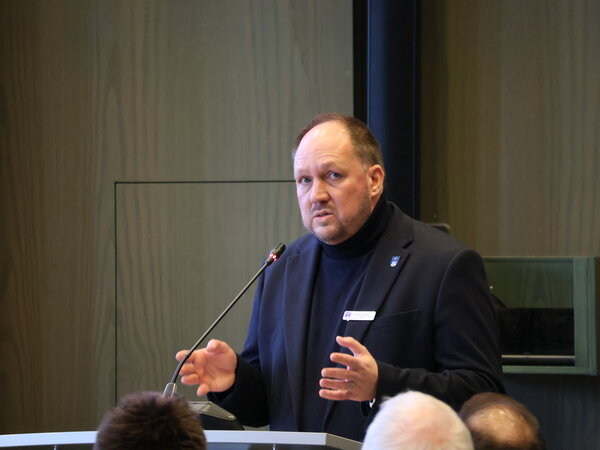 Landrat Timo Gaarz begr&uuml;&szlig;t die Teilnehmenden der Pflegekonferenz