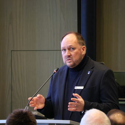 Bild vergr&ouml;&szlig;ern: Landrat Timo Gaarz begr��t die Teilnehmenden der Pflegekonferenz