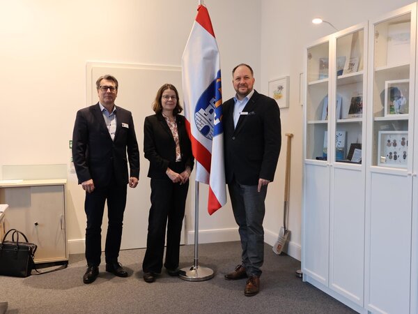 Bild vergr&ouml;&szlig;ern: v.l.n.r. B�rgermeister Kuno Brandt, B�rgermeisterin Dr. Katrin Engeln, Landrat Timo Gaarz