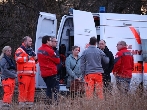 Landrat Timo Gaarz informiert sich &uuml;ber die Arbeit der Johanniter Tauchergruppe aus Eutin