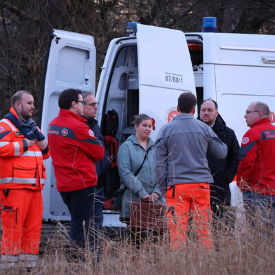 Bild vergr&ouml;&szlig;ern: Landrat Timo Gaarz informiert sich �ber die Arbeit der Johanniter Tauchergruppe aus Eutin