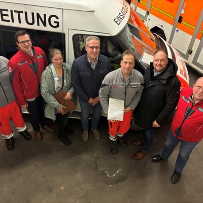 Bild vergr&ouml;&szlig;ern: Landrat Timo Gaarz (2. v. r.) mit der neuen Katastrophenschutzeinheit des Kreises Ostholstein