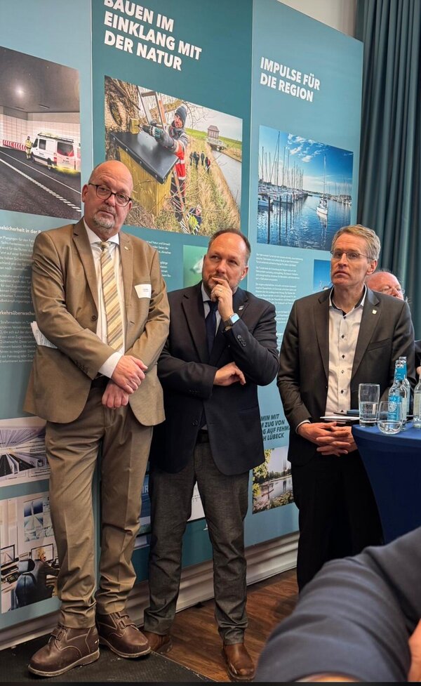 Bild vergr&ouml;&szlig;ern: B�rgermeister J�rg Weber, Landrat Timo Gaarz und Ministerpr�sident Daniel G�nther beim Neujahrsempfang von Fehmern A/S 2026