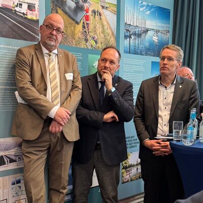 B&uuml;rgermeister J&ouml;rg Weber, Landrat Timo Gaarz und Ministerpr&auml;sident Daniel G&uuml;nther beim Neujahrsempfang von Fehmern A/S 2026