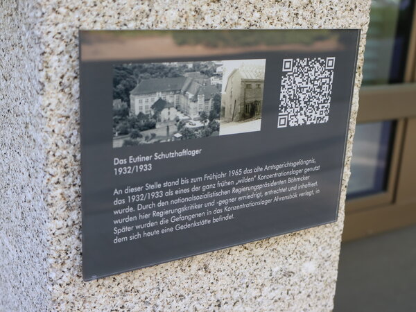 Stele vor dem Eingang Haus D