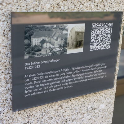 Bild vergr&ouml;&szlig;ern: Stele vor dem Eingang Haus D