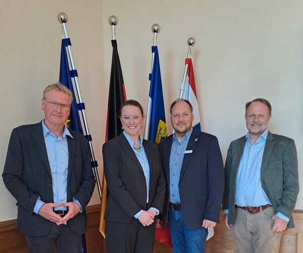Bild vergr&ouml;&szlig;ern: v.l.n.r. Nils Hollerbach, Marie-Louise Brehm Nielsen, Landrat Timo Gaarz, Stig R�mer Winther