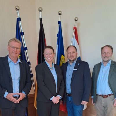 v.l.n.r. Nils Hollerbach, Marie-Louise Brehm Nielsen, Landrat Timo Gaarz, Stig R&oslash;mer Winther