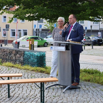 Bild vergr&ouml;&szlig;ern: Landrat Timo Gaarz und Kreispr�sidentin Petra Kirner