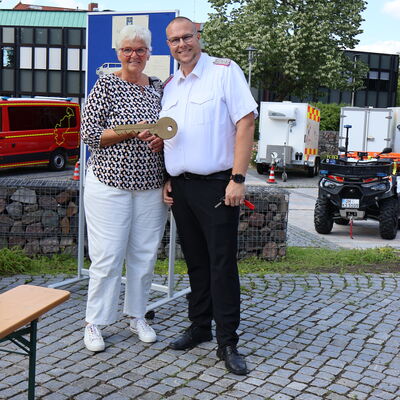 Bild vergr&ouml;&szlig;ern: Kreispr�sidentin Petra Kirner mit Dennis Puls (Leiter der Technischen Einsatzleitung)