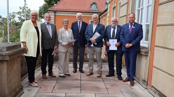 Ehrennadelempf&auml;nger mit Landrat Timo Gaarz, Kreispr&auml;sidentin Petra Kirner und Minsiterpr&auml;sident a.D. Peter Harry Carstensen