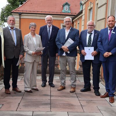 Bild vergr&ouml;&szlig;ern: Ehrennadelempf�nger mit Landrat Timo Gaarz, Kreispr�sidentin Petra Kirner und Minsiterpr�sident a.D. Peter Harry Carstensen