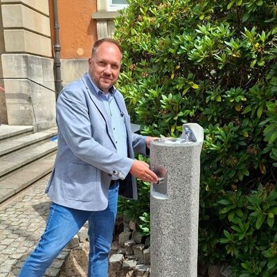 Landrat Timo Gaarz am neuen �ffentlichen Wasserspender vor dem Kreishaus. Der Wasserspender steht allen Besucherinnen und Besuchern sowie Passantinnen und Passanten kostenfrei zur Verf�gung.