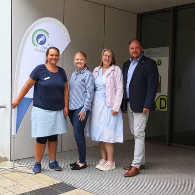Landrat Timo Gaarz (r.) freut sich gemeinsam mit Mareike Jagszent (l.), Klimaschutzkoordinatorin des Kreises Ostholstein, sowie Nina Z�lck (2. v. l.) und Carina Vogel von der Verbraucherzentrale Schleswig-Holstein �ber das neue Angebot der kostenfreien En