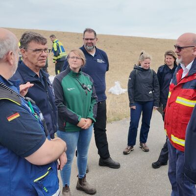 Bild vergr&ouml;&szlig;ern: Landrat Timo Gaarz (r.) informiert sich gemeinsam mit B�rgermeister J�rg Weber und Kreiswehrf�hrer Michael Hasselmann �ber den Verlauf der �bung.
