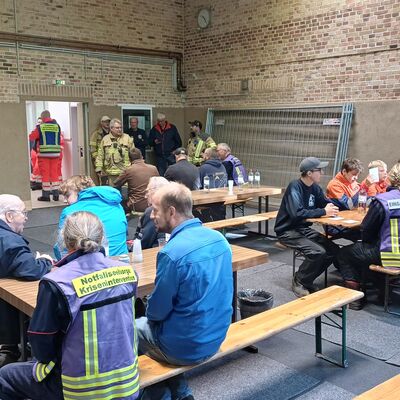 Bild vergr&ouml;&szlig;ern: In der Turnhalle in Petersdorf versorgen Einsatzkr�fte des PSNV die evakuierten Statisten.