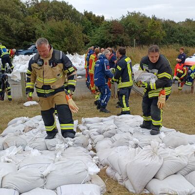 Bild vergr&ouml;&szlig;ern: 3. Feuerwehrbereitschaft, THW und LKN �ben die Deichverteidigung.
