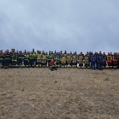 Bild vergr&ouml;&szlig;ern: Gruppenfoto der 3. Feuerwehrbereitschaft nach erfolgreichem Abschluss der �bung gemeinsam mit LKN und THW.