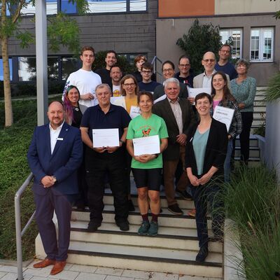 Landrat Timo Gaarz (l.) gemeinsam mit den Gewinnerinnen und Gewinnern des STADTRADELNs 2026