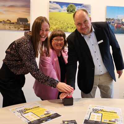 Per symbolischem Knopfdruck starten Landrat Timo Gaarz, Liane Schnee und Lisa-Marie Haafke (v. r. n. l.) von der Koordinierungsstelle f�r Integration und Teilhabe des Kreises Ostholstein die Integreat App.